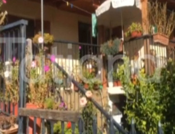 Αυτό είναι το σπίτι ιερέα κρυβόταν για 12 ημέρες η Βαΐα Οικονόμου! Τι λέει η παπαδιά (βίντεο)